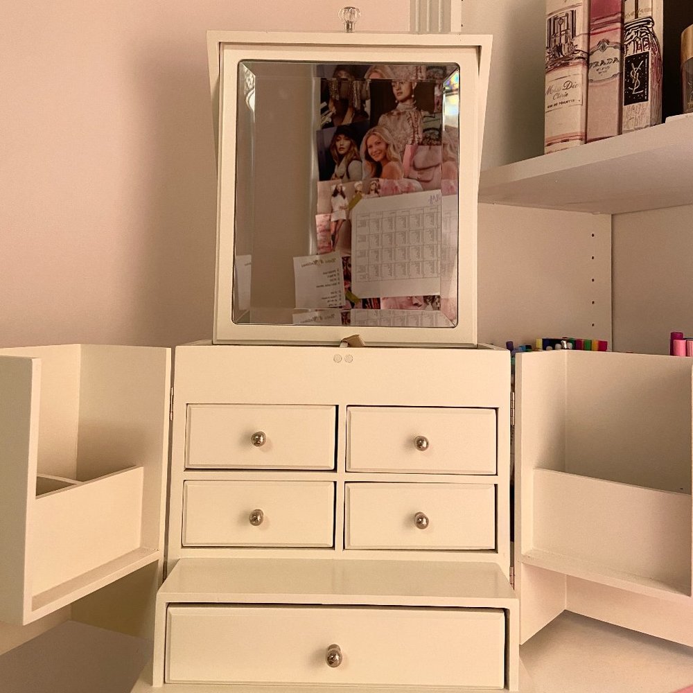 Beautiful Off-white/cream Jewelry Box